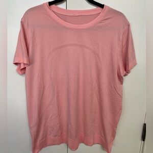 Swiftly Tech Short-Sleeve Shirt 2.0.
Relaxed Fit. Hip Length. Size 14.